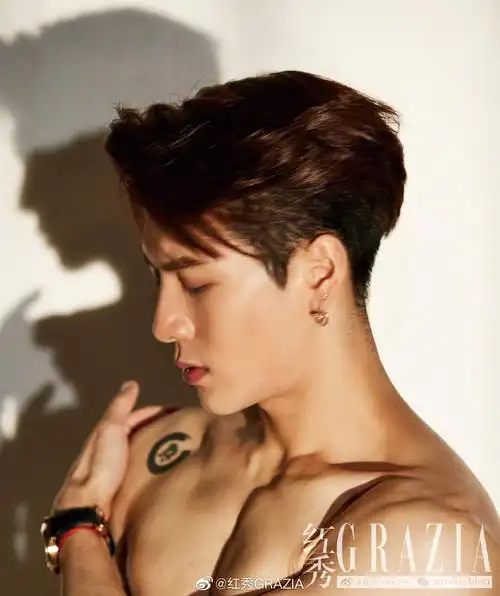 王嘉尔穿衬衫纽扣半解秀胸肌 眼神慵懒荷尔蒙爆棚