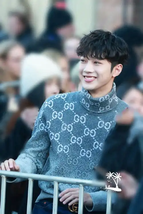 米兰时装周 下班人海中我只望向你@赖冠霖_edward