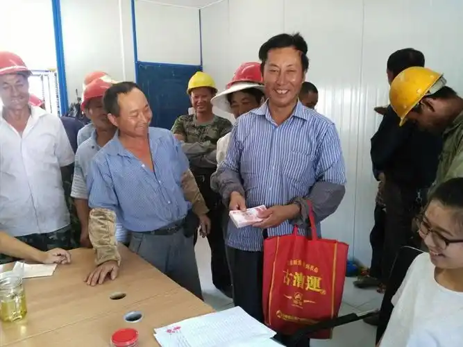 实拍农民工:年末排队领工资那一刻幸福的笑了