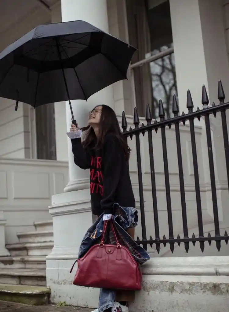 吹爆倪妮!连打伞都这么有味道.不光风情万种,还很有feel,太迷人了!