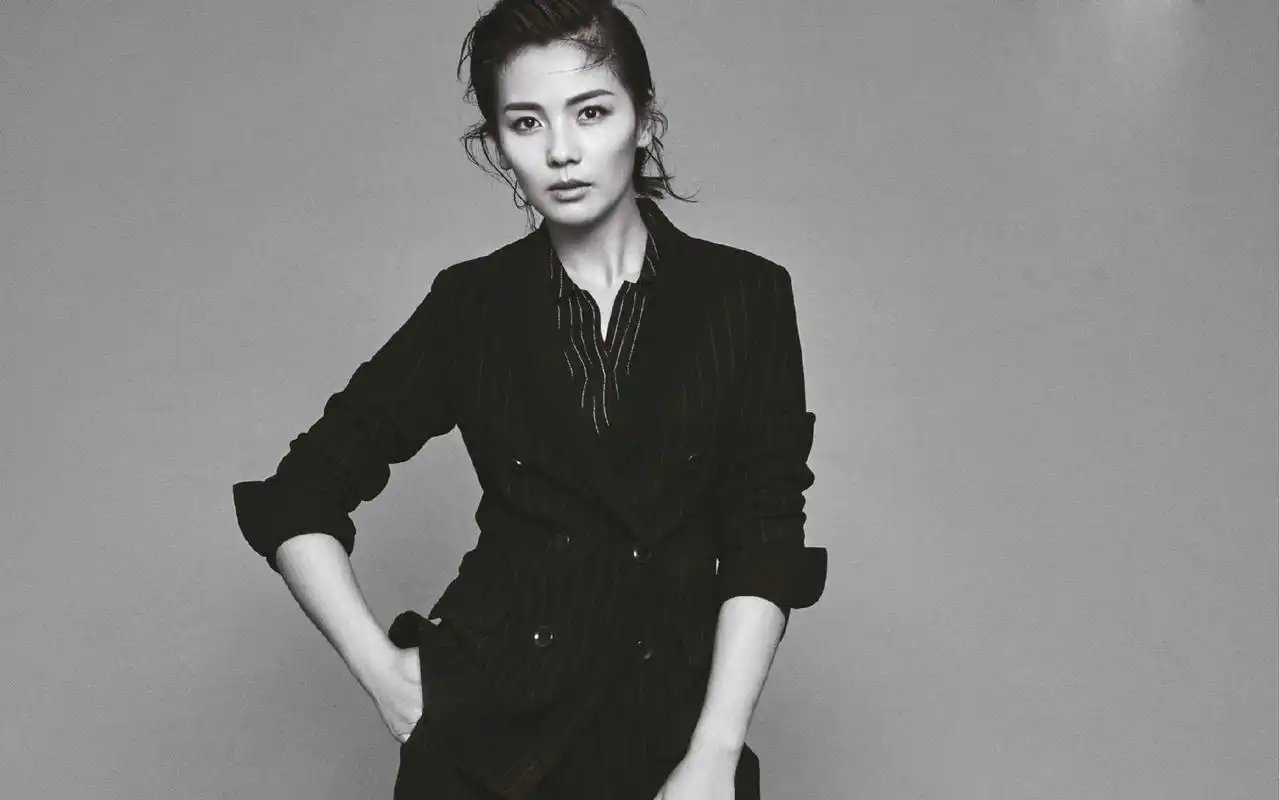 刘涛西装帅气写真电脑桌面壁纸下载