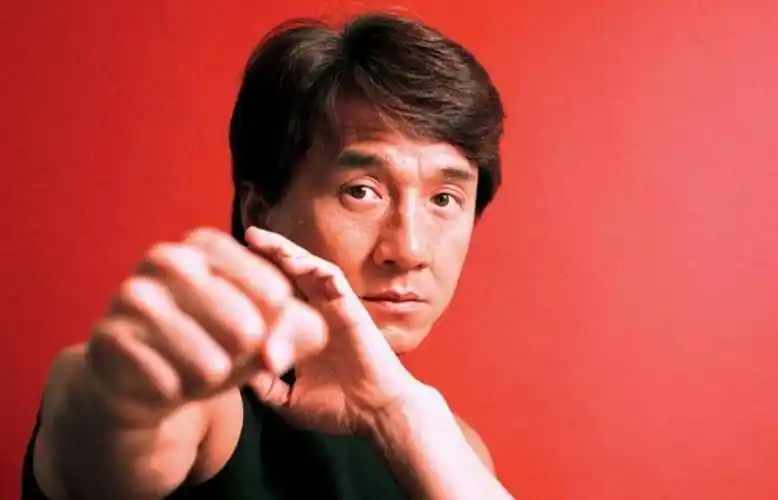 成龙为什么能走红?拍电影中不慎刮伤眼角,结果他顺便做了个双眼皮