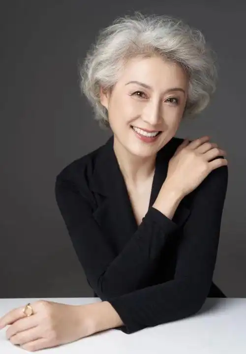 女人总是会在上了年纪之后,开始对自己各种不满意,脸上的皱纹,身上的