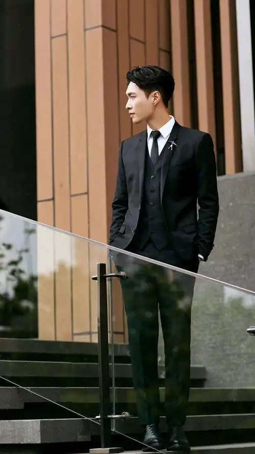 张艺兴帅气黑色西装街拍迷人写真,高清图片,手机锁屏桌面-壁纸族