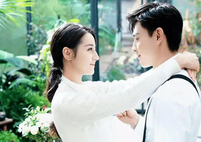 继迪丽热巴官宣后邓伦公布与李沁真实关系网友好大的瓜