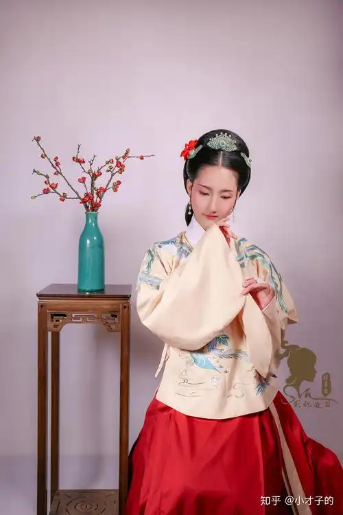 女子的发髻梳理成扁圆形,再在髻顶饰以花朵