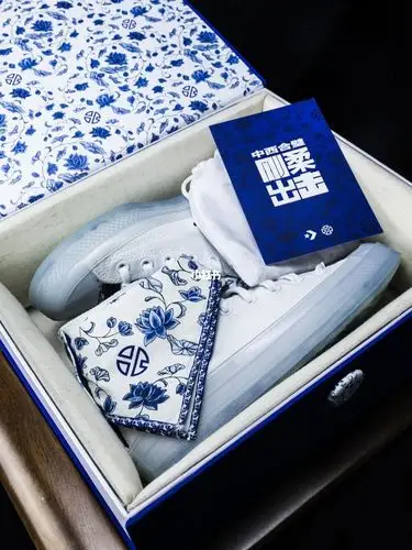 匡威的一个,张艺兴更是在去年携手 converse 带来双方首次联名合作款!