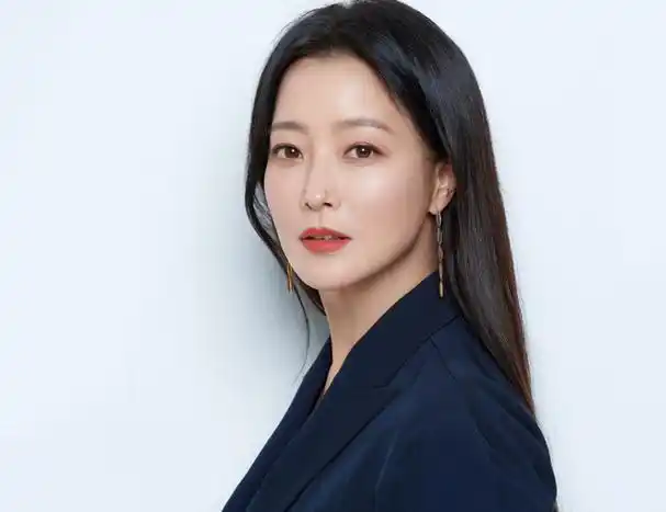 他的颜值超高,五官立体是韩国人非常喜欢的长相