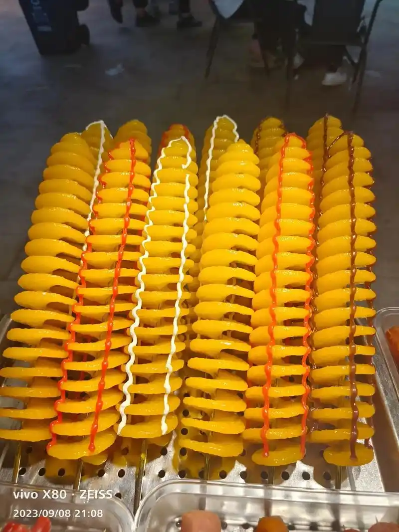 夜市里的烟火气 #旋风薯塔 爆品薯塔,即日起凭本视频到大学 - 抖音