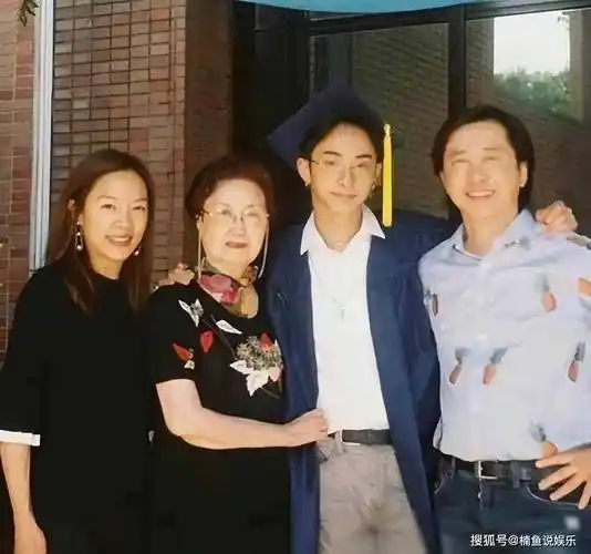 庾澄庆全家参加哈利毕业典礼,现任妻子气质非凡,前妻伊能静缺席_张