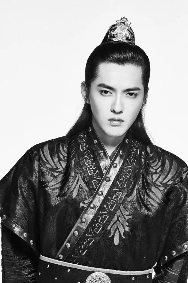 组图:吴亦凡古装造型曝光 手握长剑英姿飒爽气度非凡