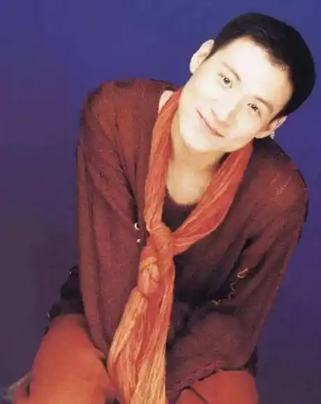 而在兄妹3人中,张学友是最顽皮好动的,张学友小时候不是一般的调皮