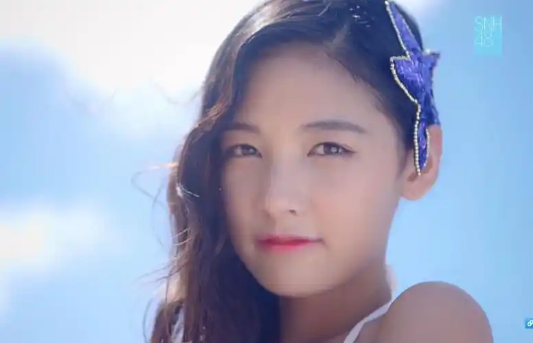 snh48赵粤变身美人鱼 大秀好身材