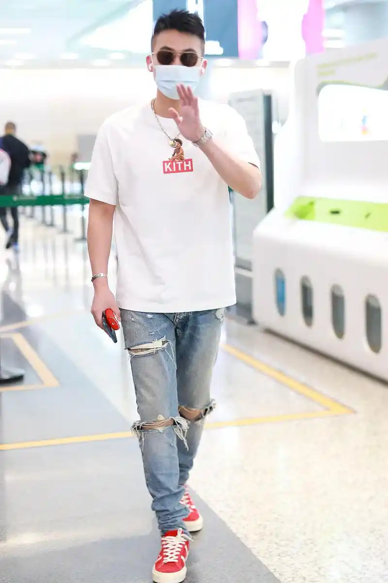 欧豪街拍:kith人像白t恤破洞牛仔裤红色球鞋简约不失潮范