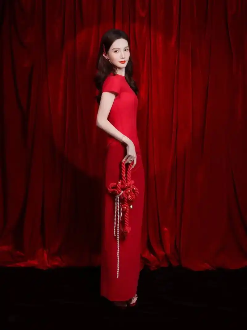 新年拍出超好运 #金晨 今晚见～你可以哒@金晨 #红裙