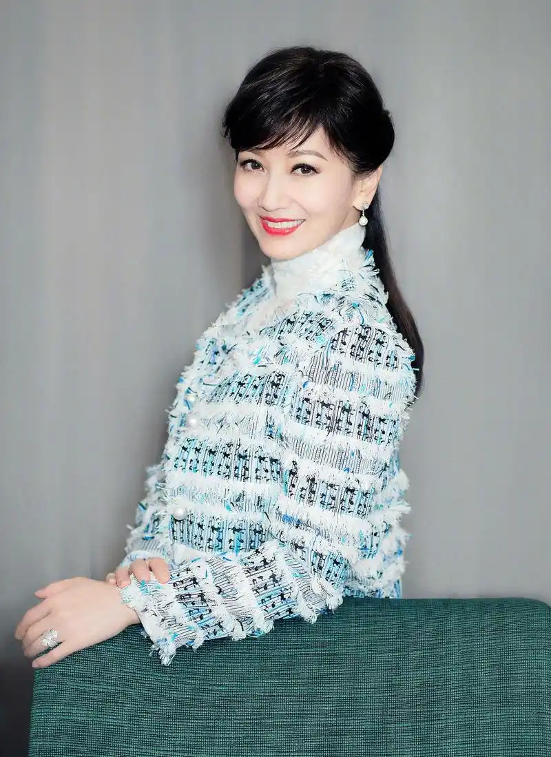 65岁的赵雅芝跟我奶奶同岁,但我真的不敢喊她奶奶,喊姐还差不多