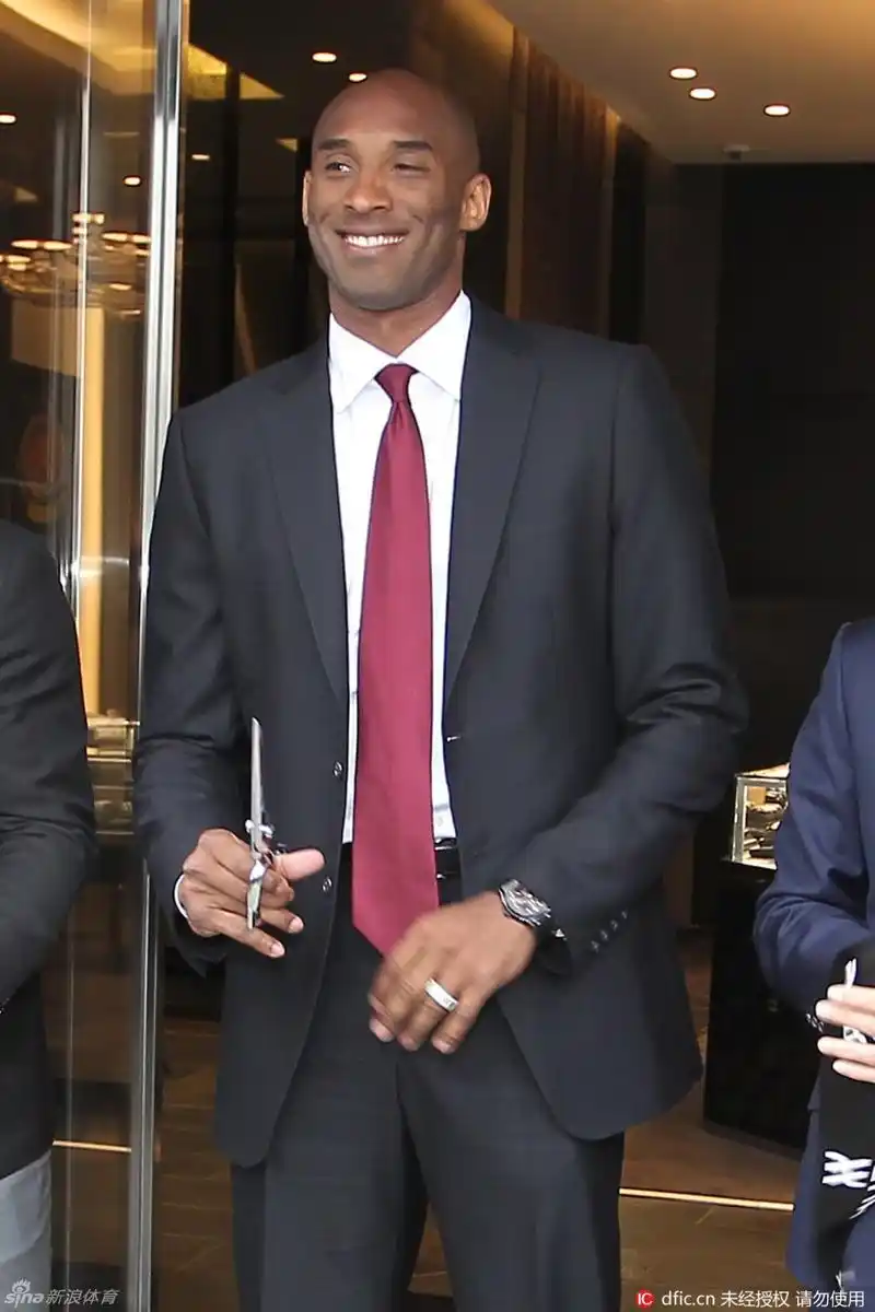 科比西装出席活动 帅气逼人_高清图集_新浪网