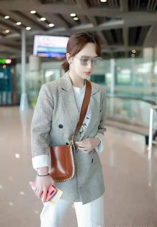 杨紫马尾辫斜刘海现身机场 最近装扮时尚个性化身百变"小仙女"_感觉