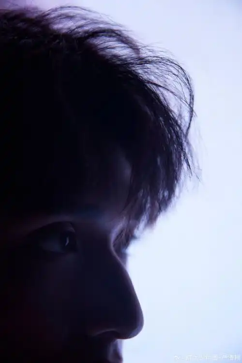 新歌写真##严浩翔眼神好深情#严浩翔新歌写真来啦好深情的一双眼睛,小