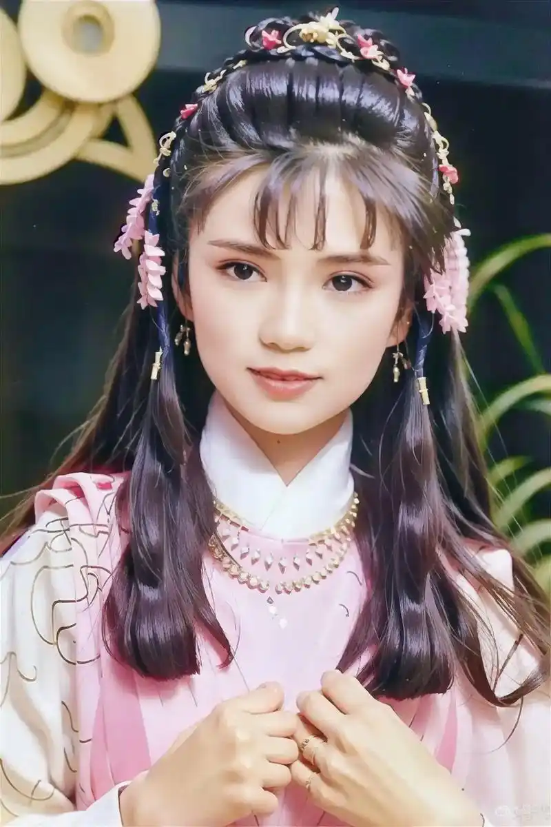 黄蓉我只认翁美玲.只可惜她永远留在了1985年,当时她才刚过 - 抖音