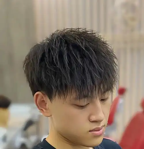 锡纸烫是一种充满个性与时尚感的发型.通过