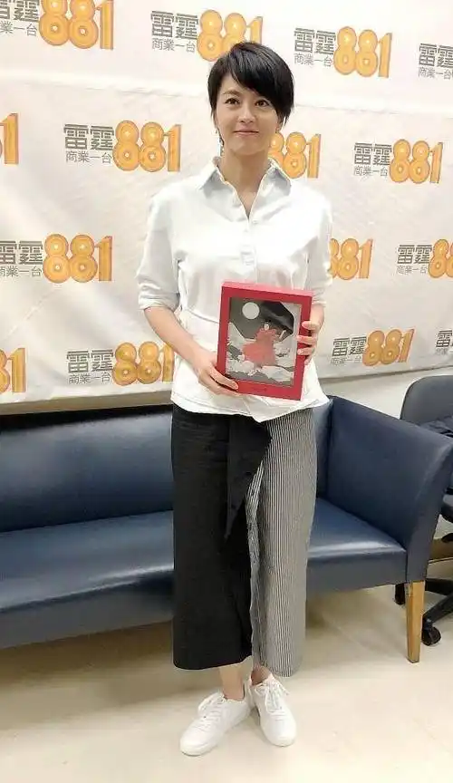 梁咏琪的176cm身高不是白给的,穿阔腿裤都看得出腿长,太有范儿_气质