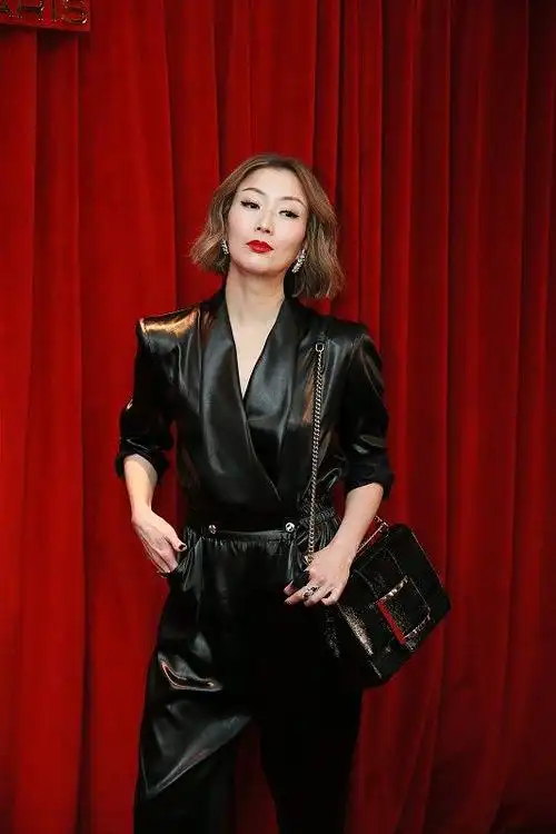 老年的郑秀文时尚感不输年轻人穿着打扮挺有反叛魅力真酷