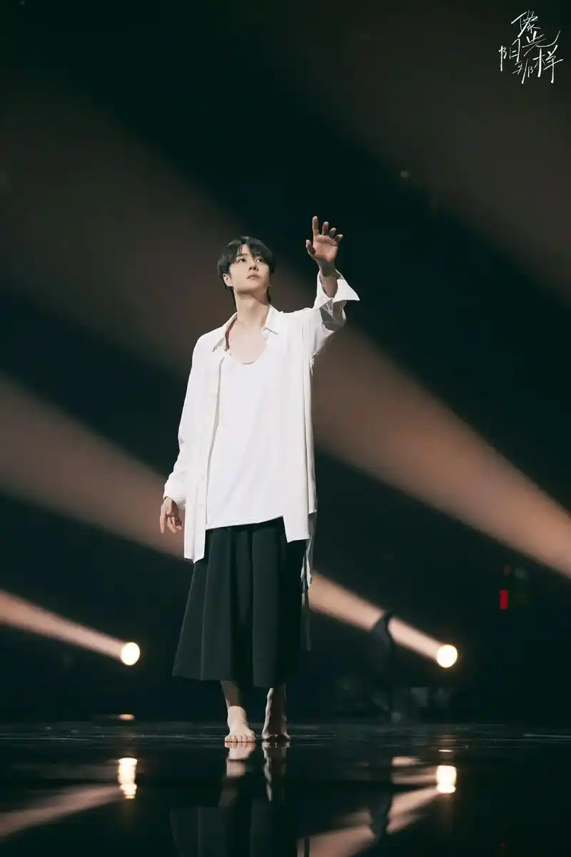 王一博赤脚跳舞 又一次被惊艳到 你可以永远相信王一博的舞台 - 抖音