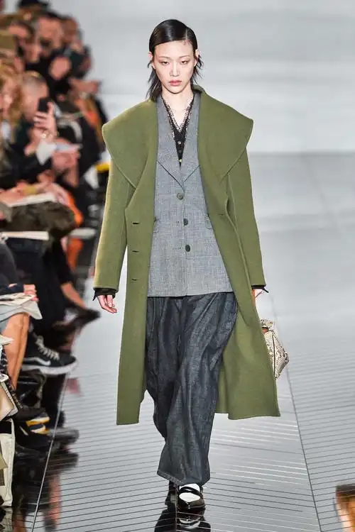 2019秋冬时装周上备受关注的10种大衣流行色