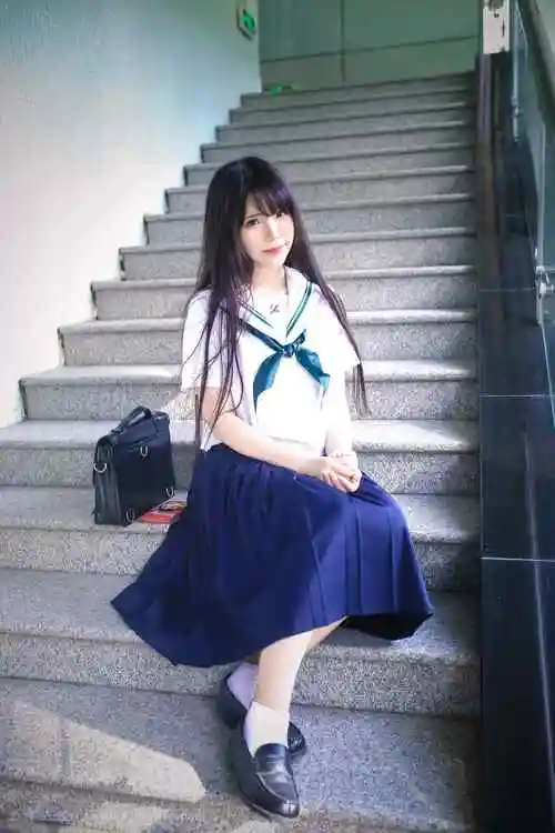 jk制服—坐在台阶上的美女手机壁纸 - 手机壁纸 - 桌面天下(desktx.co