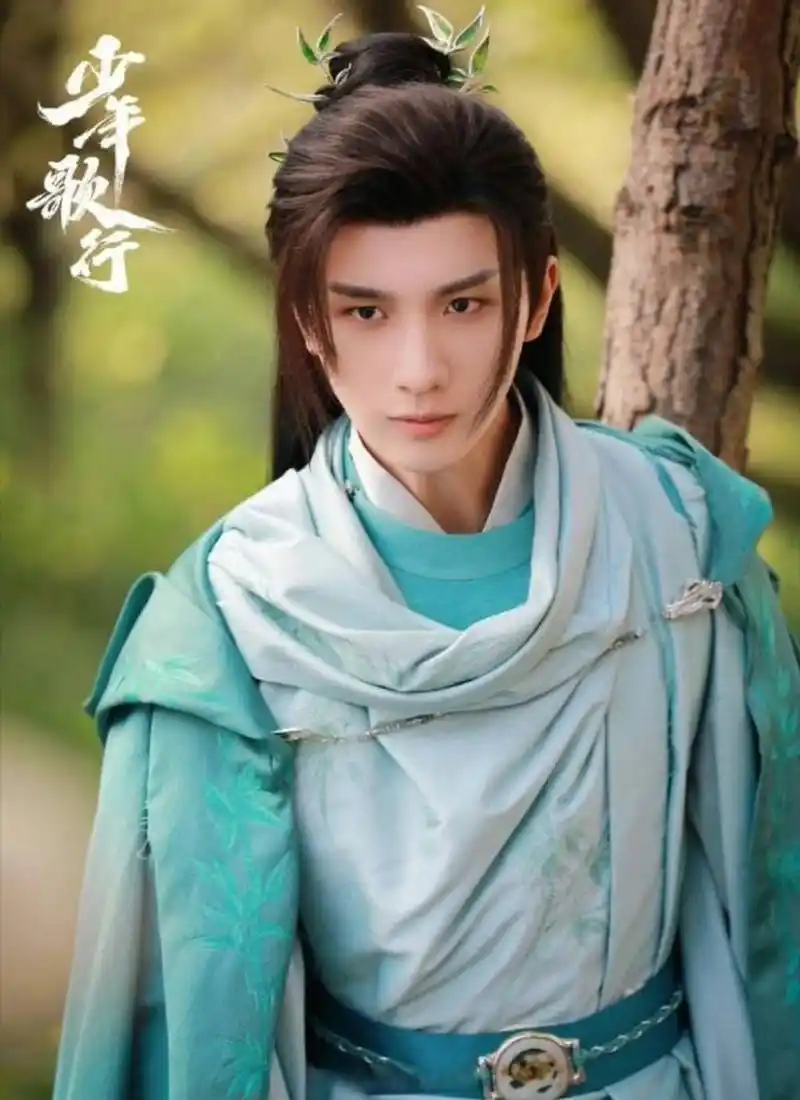 成毅和李宏毅,长的还挺像的.