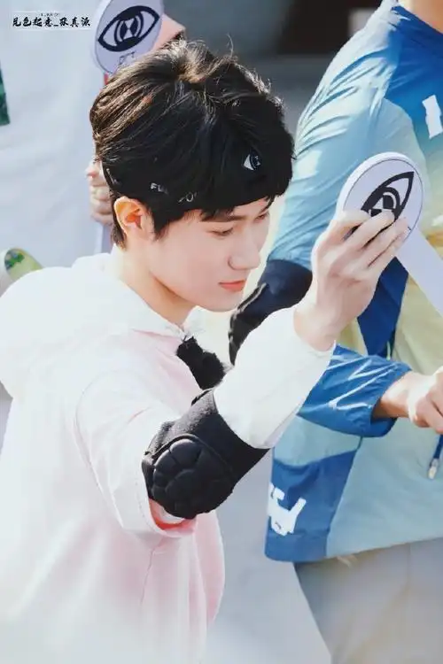 张真源粉t恤发带造型