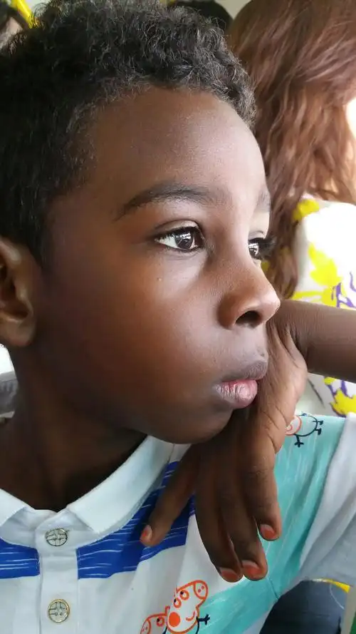 5月28日我从植物园拍照回来,在车上遇到黑人小孩坐在我旁边那双美丽的