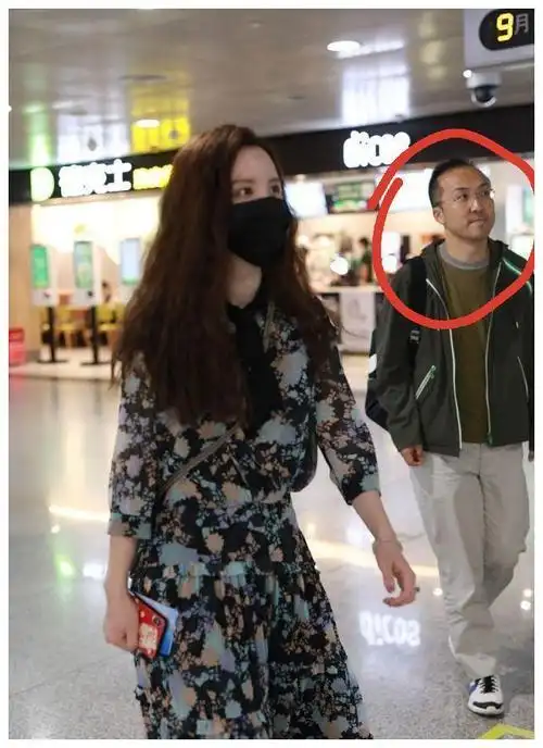 张萌老公首次公开露正脸!同框走机场远远跟老婆身后,颜值太路人