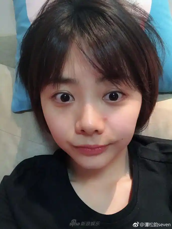 谭松韵晒素颜照 嘟嘴卖萌耍不停