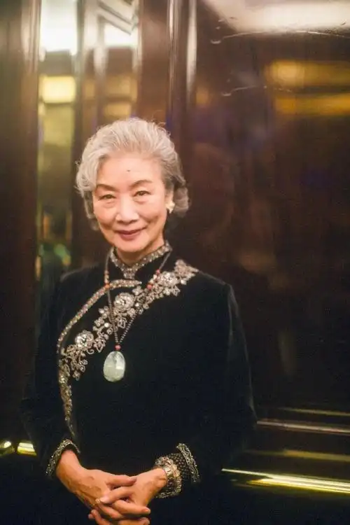 原创79岁老戏骨吕中时尚优雅一把抓银发配旗袍高级感满满