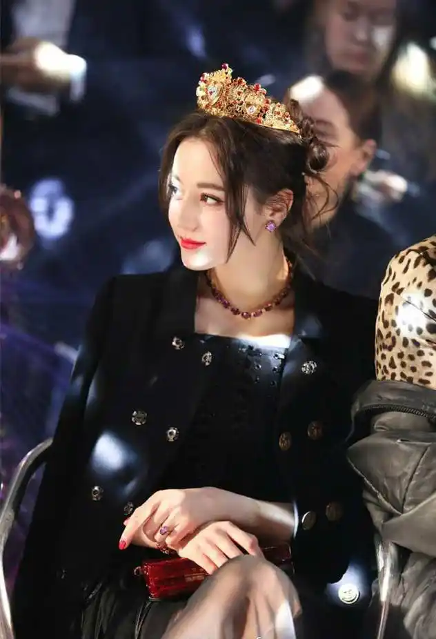 迪丽热巴米兰亮相,头戴皇冠,一身公主气质!