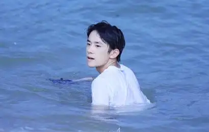 [分享]150726 王源千玺台湾海边嬉水 上演湿身诱惑