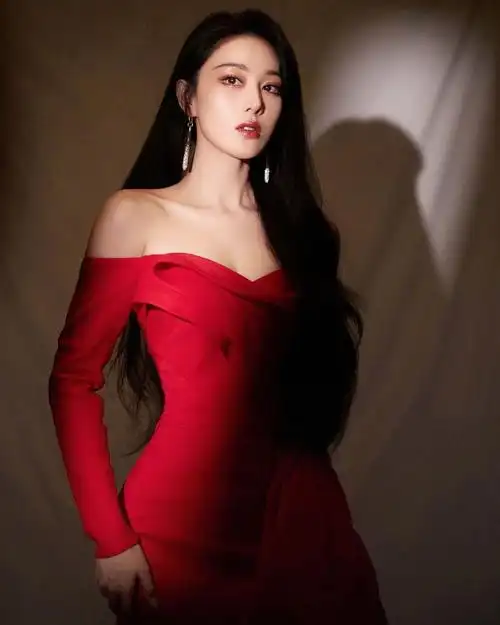 张馨予红色礼服勾勒出性感身姿,魅惑眼神女神范儿十足!__财经头条