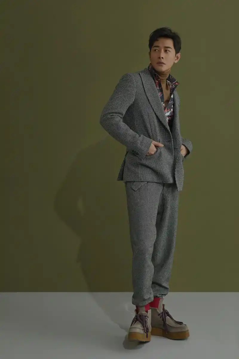 或是默默站立在房间中央照片中,罗晋身穿休闲西装,或是隔花深情凝望