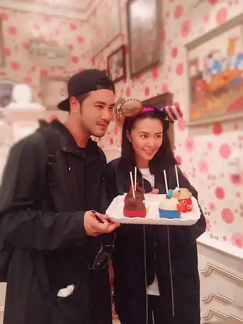 谭维维夫妇上节目运动装贝雷帽赶时髦老公穿粉衣络腮胡反差萌