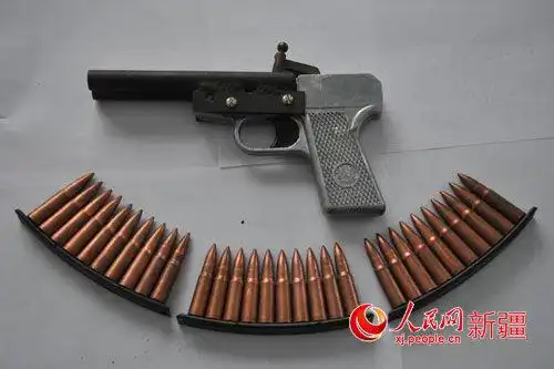 新疆一男子上交双管火药枪1支子弹30发图