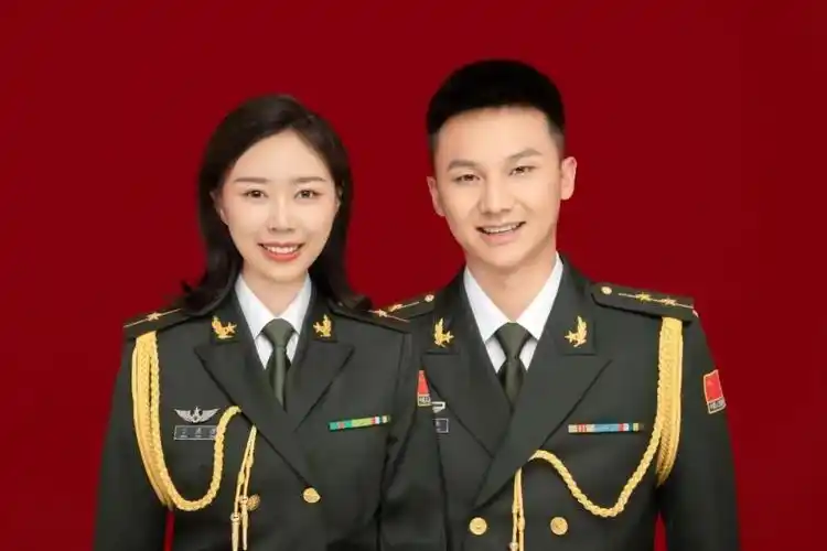 后来丁潇潇知道郭镇豪与自己一样来自军人家庭郭镇豪的外公曾参加大小