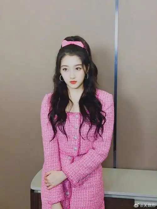 关晓彤穿粉色套装甜美可人头戴蝴蝶结卖萌