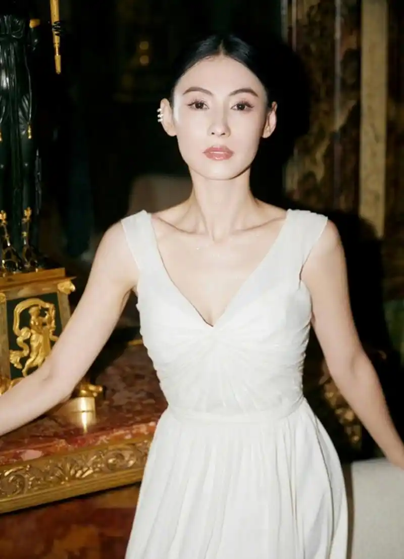 张柏芝的顶级骨相在法国科兰黎45周年活动中展现得淋漓尽致,身着白裙