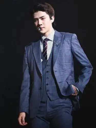 吴世勋现身时装周,一身西装气场超a,这颜值谁扛得住!