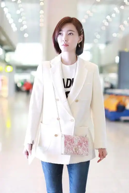 王丽坤身高,王丽坤身高体重多少(白色西装配牛仔裤简约高级)