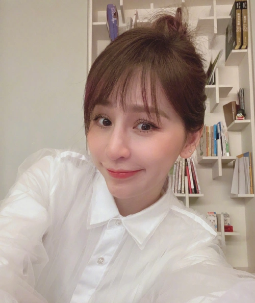 王心凌晒甜美自拍 扎丸子头少女感十足