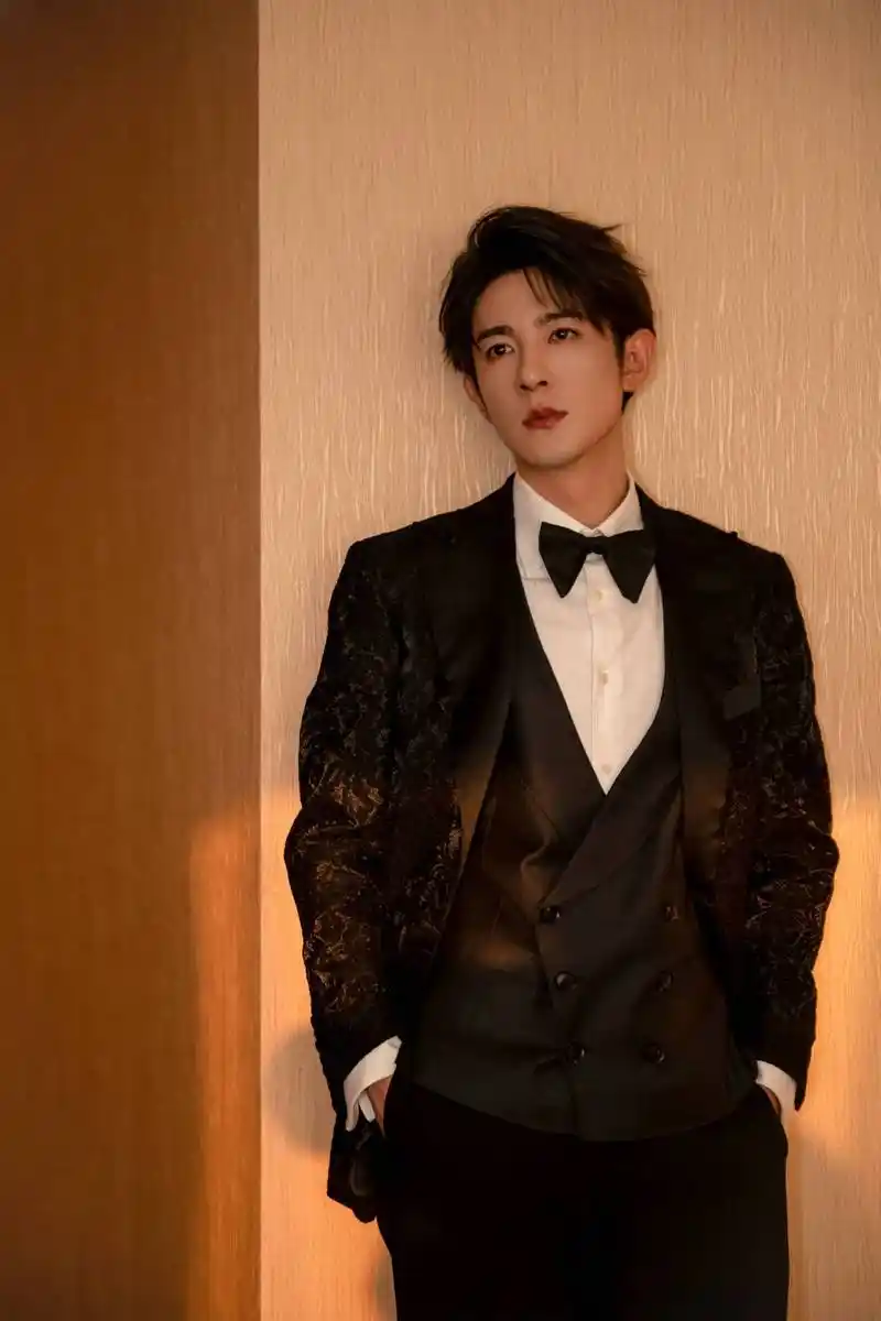 季肖冰西装穿搭,很有斯文霸总的气质,这样的总裁请多来几个