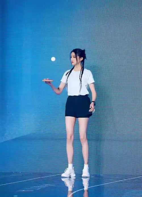 关晓彤穿紧身衣参加活动双腿太长露出打底裤一双细长腿似筷子